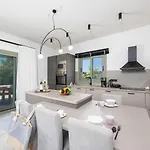 Tania Ena Villa